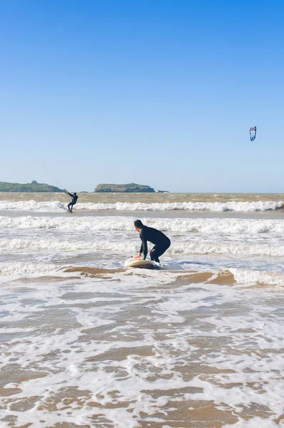 Surfear en el océano se siente libre — Foto de Stock