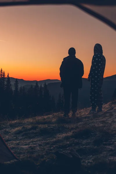 L'homme comme silhouette au coucher du soleil — Photo