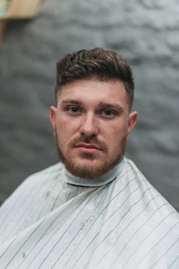 Bir erkekte saç kesimi ve tıraş için bir berber dükkanı