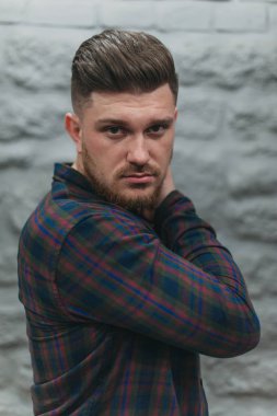 Bir erkekte saç kesimi ve tıraş için bir berber dükkanı