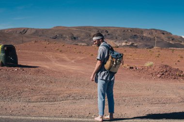 Otostopçu binen bir kişi