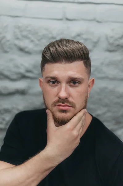 En man i en frisersalong för hårklippning och rakning — Stockfoto