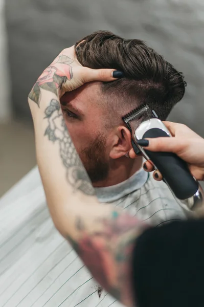 Niebezpieczne maszynki do golenia w fryzjera — Zdjęcie stockowe