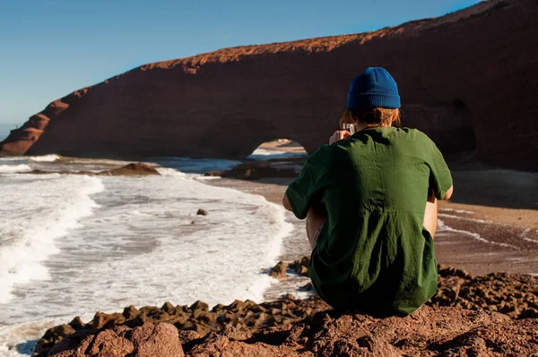 Um homem que derramou com a natureza — Fotografia de Stock