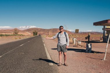 Otostop tarafından seyahat etmek karar veren adam
