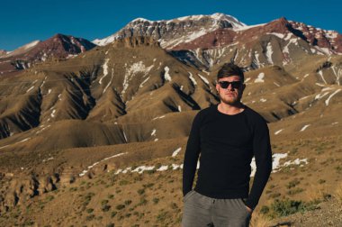 dağlar arasında duran bir turist