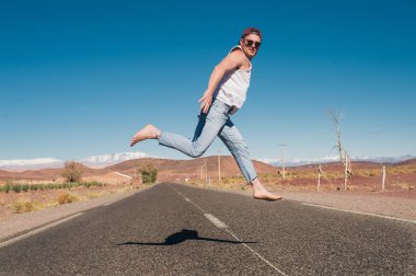 Sportif adam çölde yolda