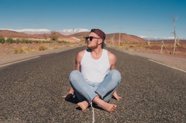 Sportif adam çölde yolda