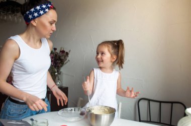 Aile çerezleri mutfakta aşçılar