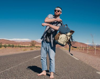 Otostopçu binen bir kişi