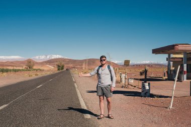 Otostop tarafından seyahat etmek karar veren adam