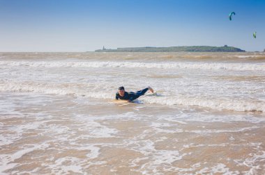 Okyanus sörf ücretsiz geliyor