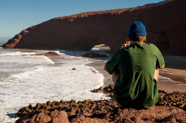 Um homem que derramou com a natureza — Fotografia de Stock