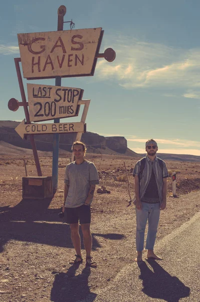 Δύο φίλοι των τουριστών στο δρόμο στην έρημο — Φωτογραφία Αρχείου