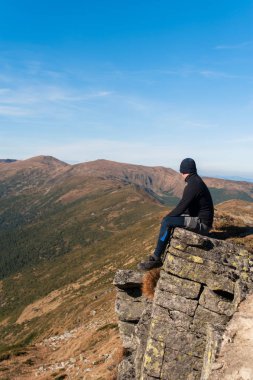 Doğa arasında mutlu bir adam