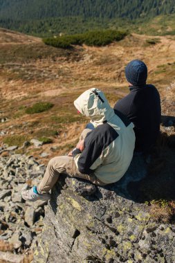 Doğa arasında mutlu bir adam