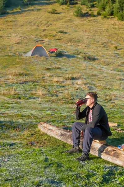 Un hombre feliz entre la naturaleza — Foto de Stock