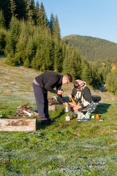 En lycklig man bland natur — Stockfoto