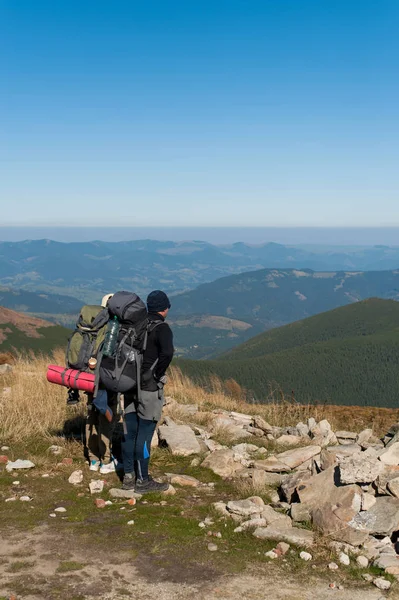 En lycklig man bland natur — Stockfoto