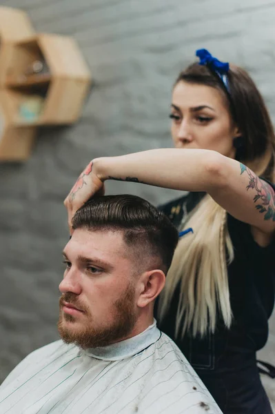 Ludzkiej pracy fryzjera — Zdjęcie stockowe