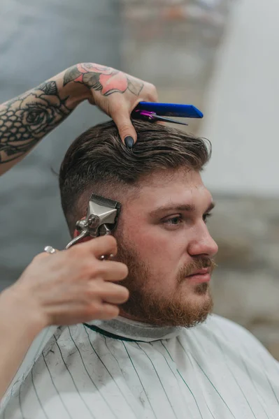 Rasoirs dangereux dans le salon de coiffure — Photo