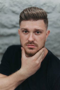 Bir erkekte saç kesimi ve tıraş için bir berber dükkanı