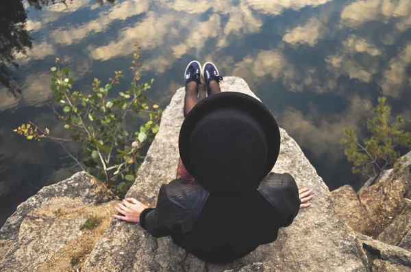 Wanita yang duduk di atas batu — Stok Foto