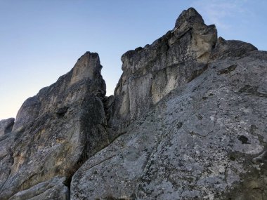 Mavi gökyüzü ile Rocky tepesi yakın çekim