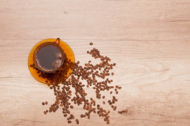 Kahve çekirdekleri fincan kahve masa yüzeyi etrafında