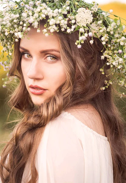 Ormandaki muhteşem kız. Orman büyücü