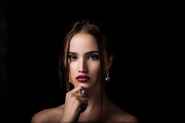 Retrato de beleza da menina com jóias no fundo preto — Fotografia de Stock