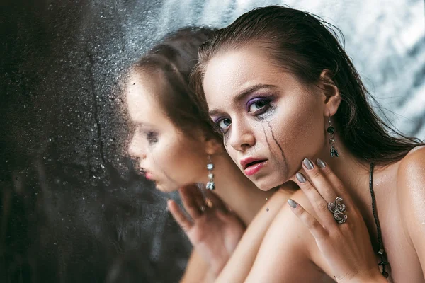 Мокра дівчина на фоні відображення дзеркала — стокове фото