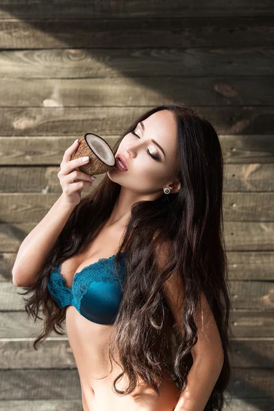 Bella ragazza sensuale con noce di cocco — Foto Stock