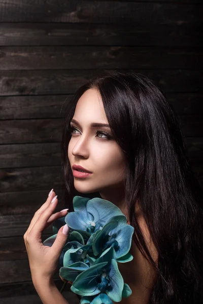 Piękna, zmysłowa dziewczyna z orchidei — Zdjęcie stockowe
