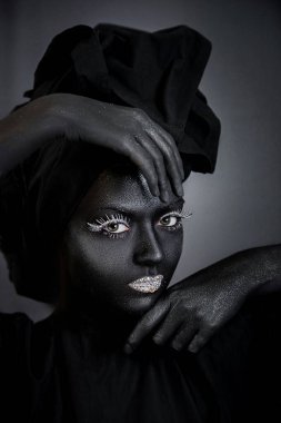 Kadın siyah sanat makyaj