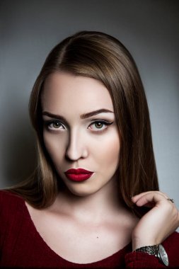 Kırmızı dudaklar ile şehvetli kız