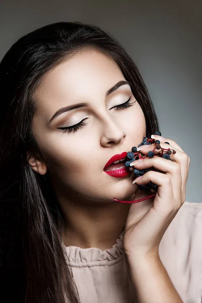 Mujer morena con labios rojos — Foto de Stock