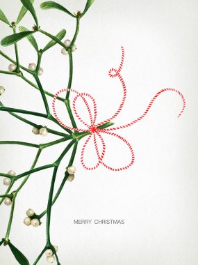 Eski kağıt arkaplanda ökseotu izole edilmiş retro Noel kartı. Ökse otlu suluboya kartpostal, el yazısı mektuplar, basılmaya hazır..