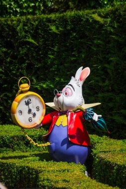 Beyaz tavşan Alice'sin harikalar çıkarma modeli