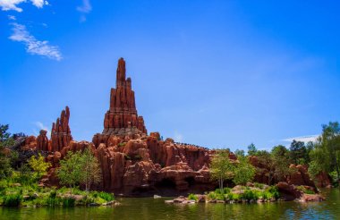 Büyük gök gürültüsü dağ Roller Coaster Disneyland Paris.