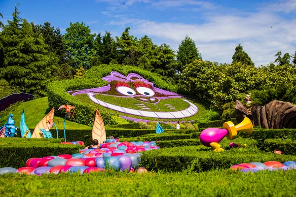 Cheshire cat at the Alice in Wonderland. Alice's Curious Labyrinth. Disneyland Paris. — Stock Photo, Image