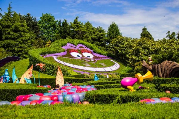 Alice Harikalar Diyarında, Cheshire Kedisi. Alice'in meraklı labirent. Disneyland Paris.