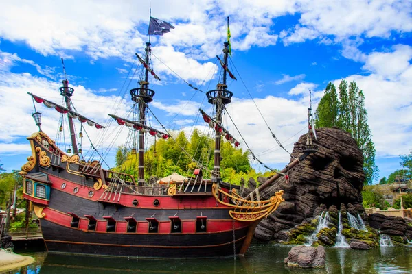 Piraten van het Caraïbische schip in Disneyland Resort Paris. — Stockfoto