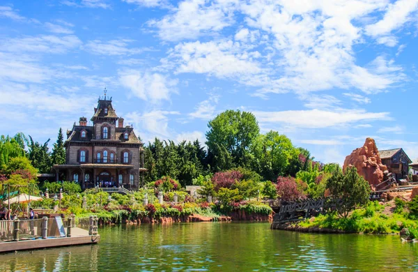 Het spookhuis Phantom Manor rit in Disneyland Paris. — Stockfoto