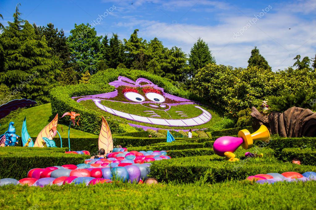 Gato de Cheshire de Alice no país das maravilhas. Labirinto de curioso