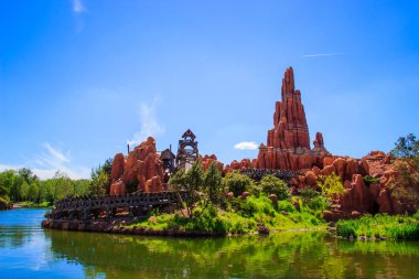 Büyük gök gürültüsü dağ Roller Coaster Disneyland Paris.
