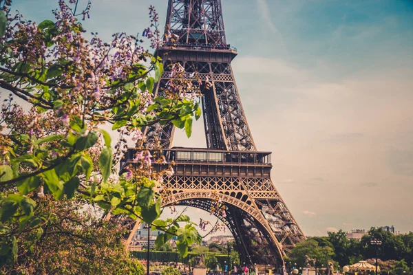 Eiffeltornet i Paris. Eiffeltornet, symbol för Paris. Eiffeltornet i vårens tid. — Stockfoto