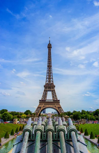 De Eiffeltoren in Parijs, Frankrijk. Eiffeltoren, symbool van Parijs. — Stockfoto