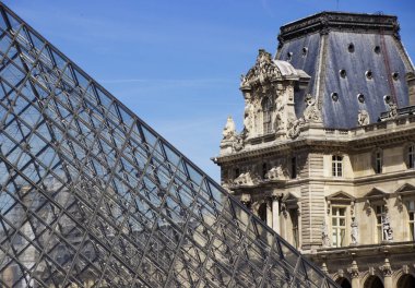 Louvre Müzesi. Avrupa'nın ünlü tarihi sanat Simgesel Yapı.