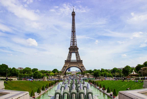 De Eiffeltoren in Parijs, Frankrijk. Eiffeltoren, symbool van Parijs. Eiffeltoren in de lentetijd. — Stockfoto